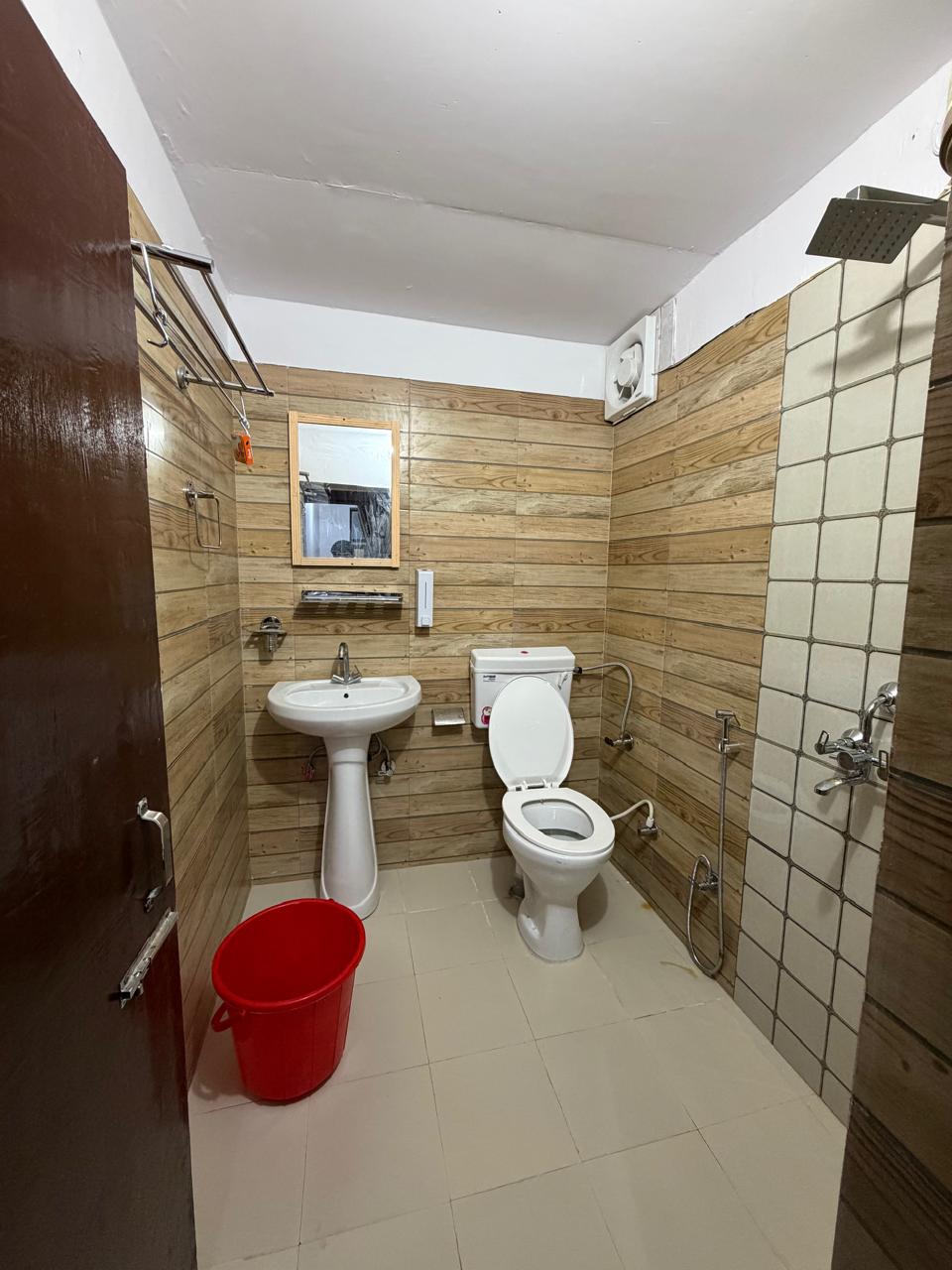 Queen Room with Balcony — bathroom