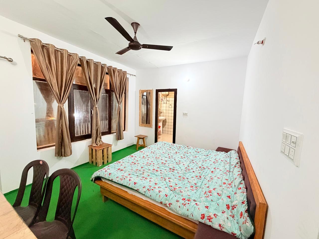 Queen Room with Balcony — ensuite view